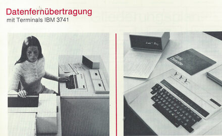 Zwei Fotos mit Datenfernübertragung: eine Frau am Terminal IBM 3741 und Drucker eine Nahaufnahme vom Terminal und einer Diskette